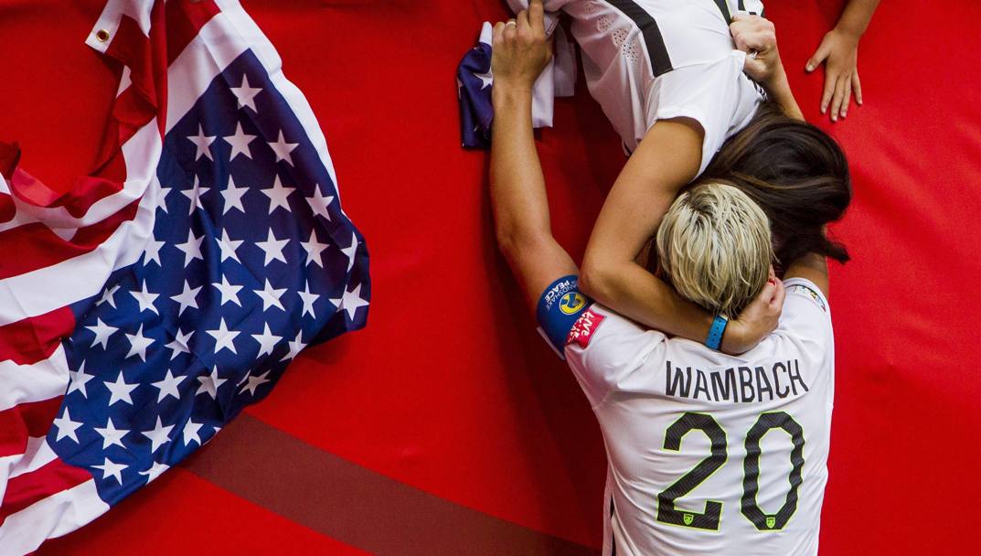 Gli Usa battono 5-2 il Giappone in finale e vincono il loro terzo Mondiale. Foto simbolo, il bacio tra l&#39;attaccante Abby Wambach e la moglie Sarah Huffman. Epa 